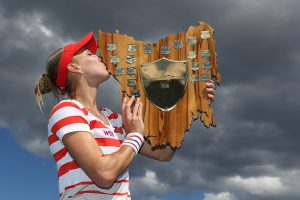 Elena Vesnina kisses her trophy